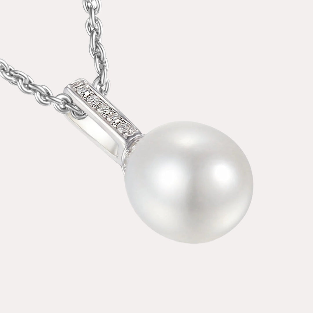 Classic Round Pearl & Diamond Line Drop Pendant Necklace In 18K Gold - The Jewelyst. - Classic Round Pearl & Diamond Line Drop Pendant Necklace In 18K Gold