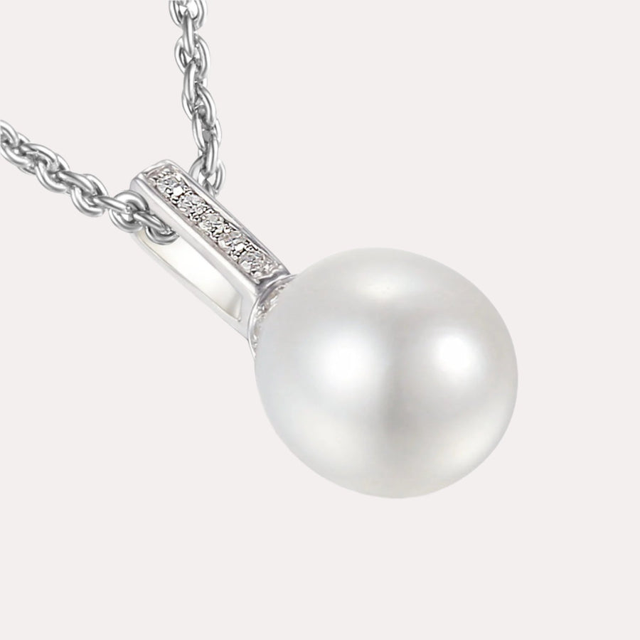 Classic Round Pearl & Diamond Line Drop Pendant Necklace In 18K Gold - The Jewelyst. - Classic Round Pearl & Diamond Line Drop Pendant Necklace In 18K Gold