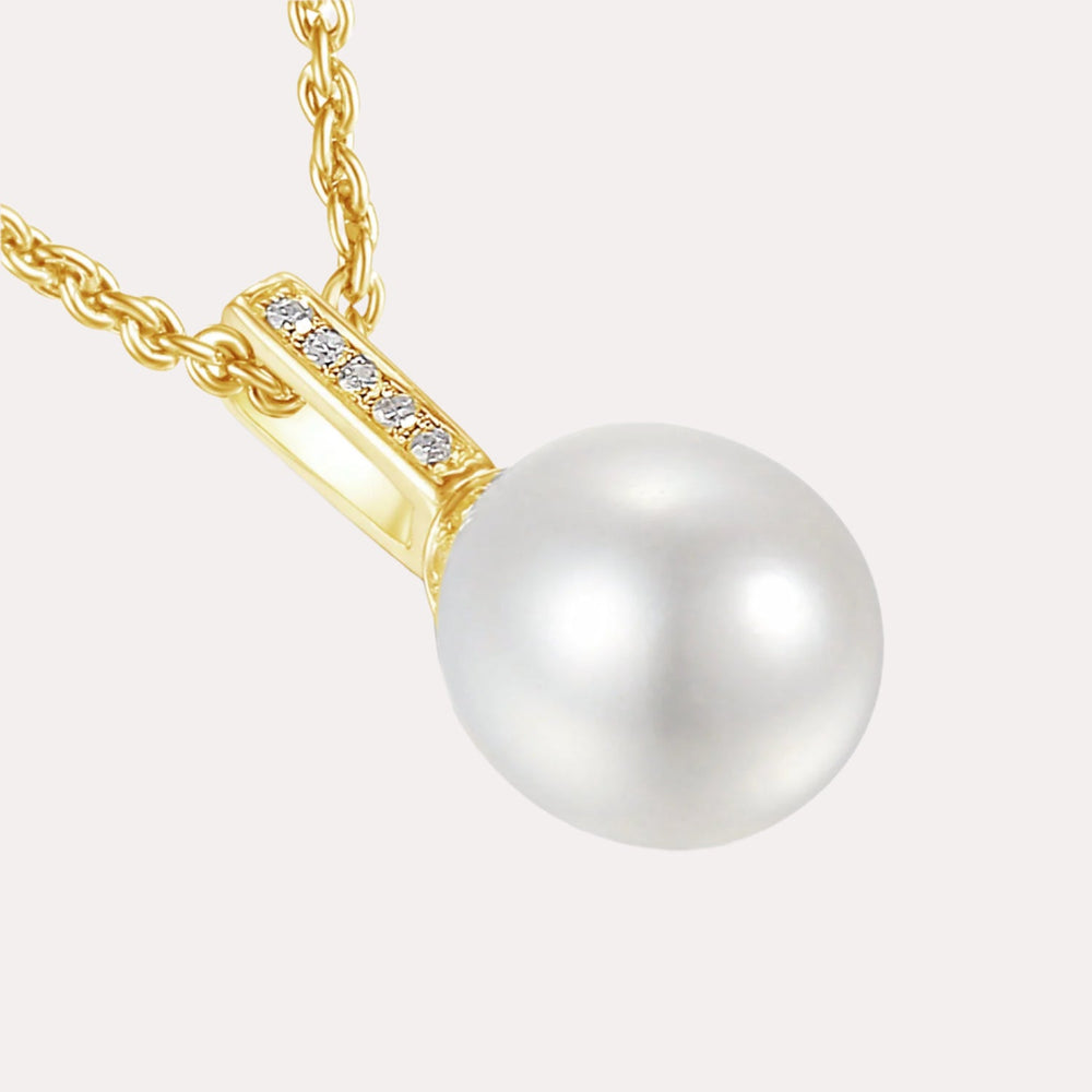 Classic Round Pearl & Diamond Line Drop Pendant Necklace In 18K Gold - The Jewelyst. - Classic Round Pearl & Diamond Line Drop Pendant Necklace In 18K Gold